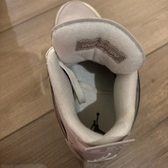 Gray Air Jordan 4 Sneakers ‘frozen moments’